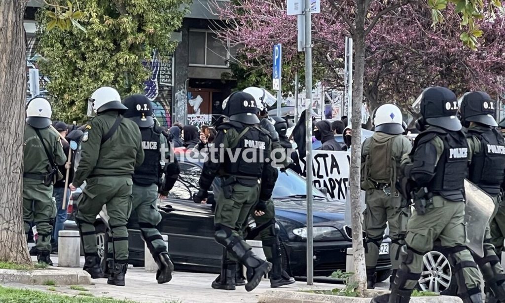Ένταση έξω από το Ολύμπιον – Διαμαρτυρίες για τη βλάσφημη αφίσα του ντοκιμαντέρ «Αδέσποτα Κορμιά