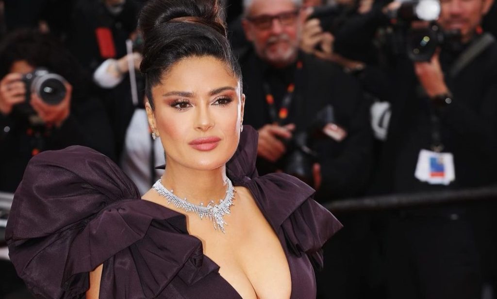 Σ.Χάγιεκ: Ποζάρει με εφαρμοστό μάξι φόρεμά και μαγνητίζει όλα τα βλέμματα (φωτο) 