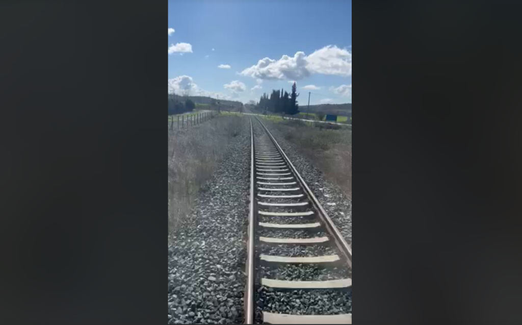 Εικόνες ντροπής: Σεκιούριτι κατεβαίνει από το τρένο και βάζει τις μπάρες σε αφύλακτη διάβαση της Δοϊράνης