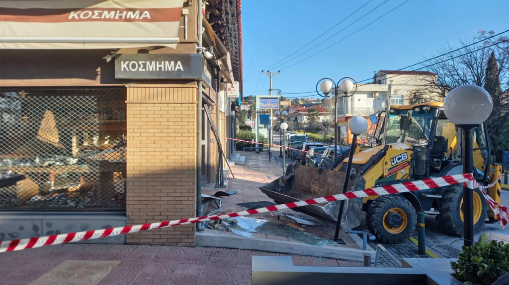 Σκηνές κινηματογραφικής ταινίας στο Καπανδρίτι: Εισέβαλλαν σε κοσμηματοπωλείο με… μπουλντόζα (φώτο)