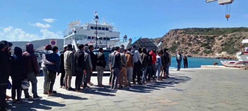 Η κυβέρνηση «παίρνει μέτρα» για τα κύματα παράνομων μεταναστών στην Κρήτη: Σχεδιάζει… «χώρο φιλοξενίας»