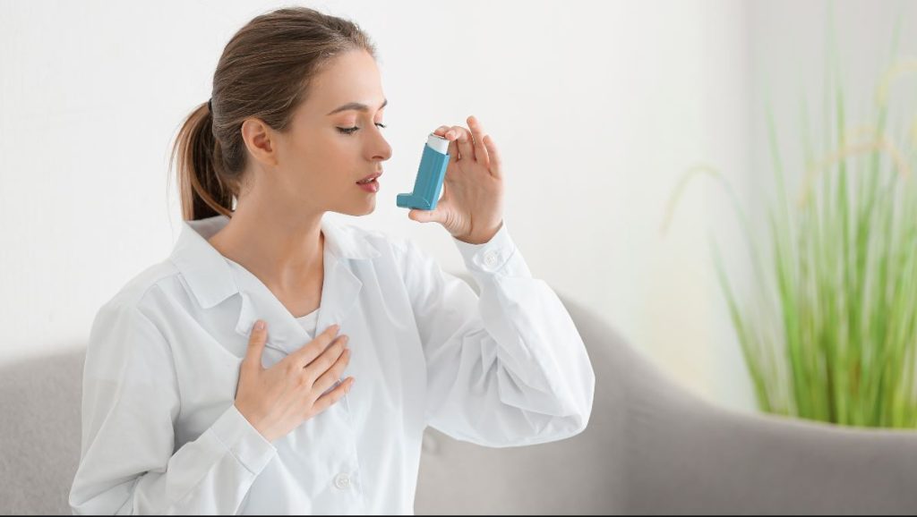 Τι είναι το μη ελεγχόμενο άσθμα και ποιοι οι παράγοντες που μπορεί να το πυροδοτήσουν;