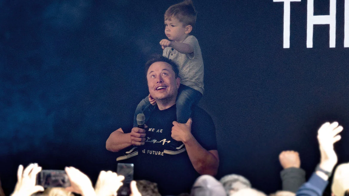 Ε.Μασκ: Πήγε αγκαλιά με τον γιο του στο εργοστάσιο της Tesla που χτυπήθηκε από σαμποτέρ