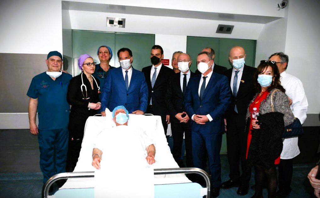 Οργή στο Twitter για την πόζα του Α.Γεωργιάδη με εγχειρισμένο ασθενή: «Το καλάθι του χειρουργημένου»
