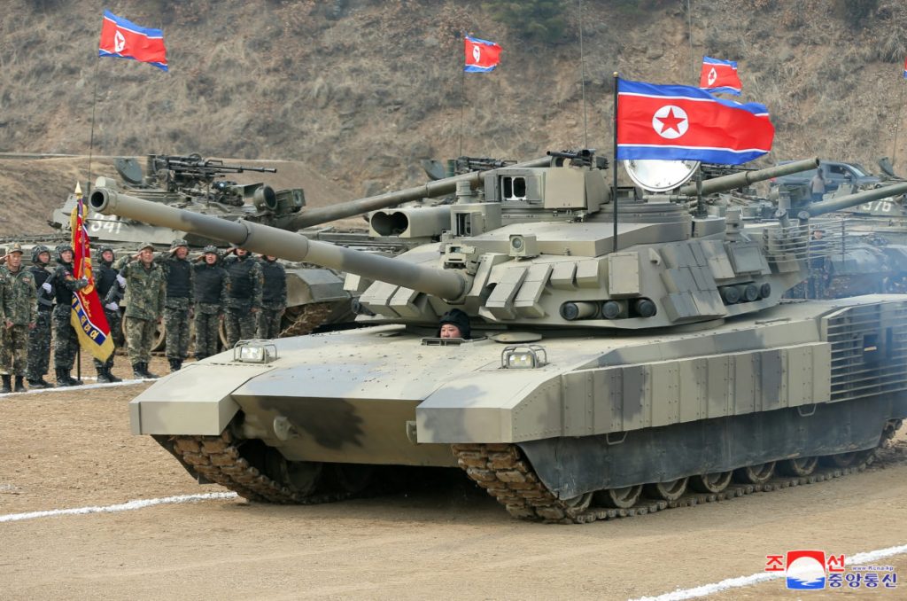 Με νέο άρμα μάχης οι μονάδες του βορειοκορεατικού στρατού (φωτό)