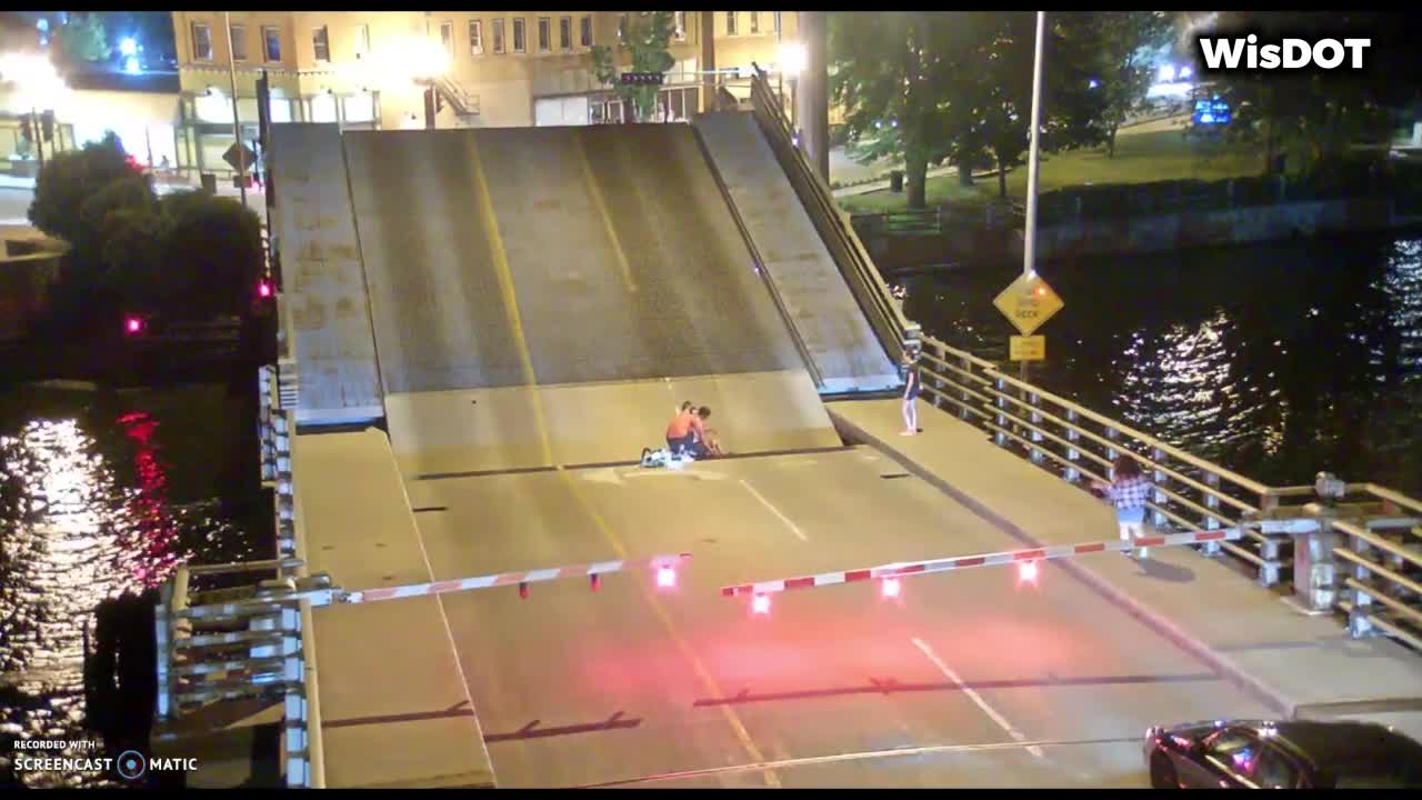 Βίντεο: Ποδηλάτισσα στις ΗΠΑ προσέγγισε μία κινητή γέφυρα και την «ρούφηξε»!