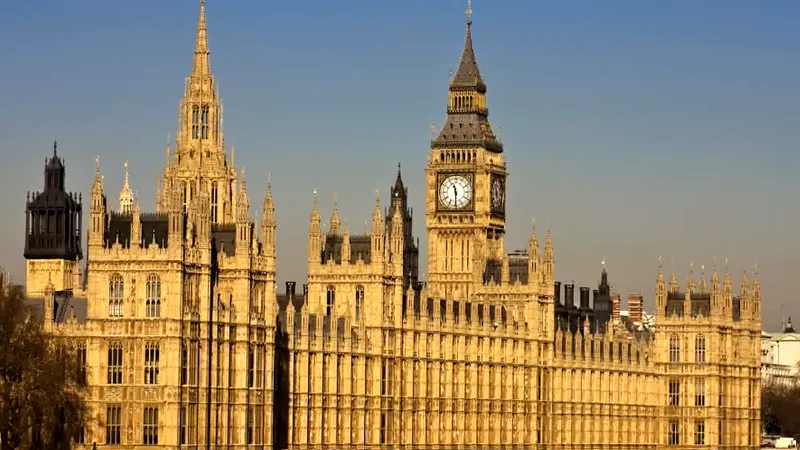Το βρετανικό κοινοβούλιο κάλεσε ιμάμη να προσευχηθεί για το ραμαζάνι (βίντεο)