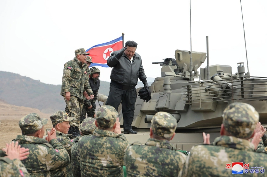 Δυναμική συμμετοχή του Κιμ Γιονγκ Ουν σε στρατιωτική επίδειξη στη Βόρεια Κορέα – Οδήγησε τανκ (φωτο)