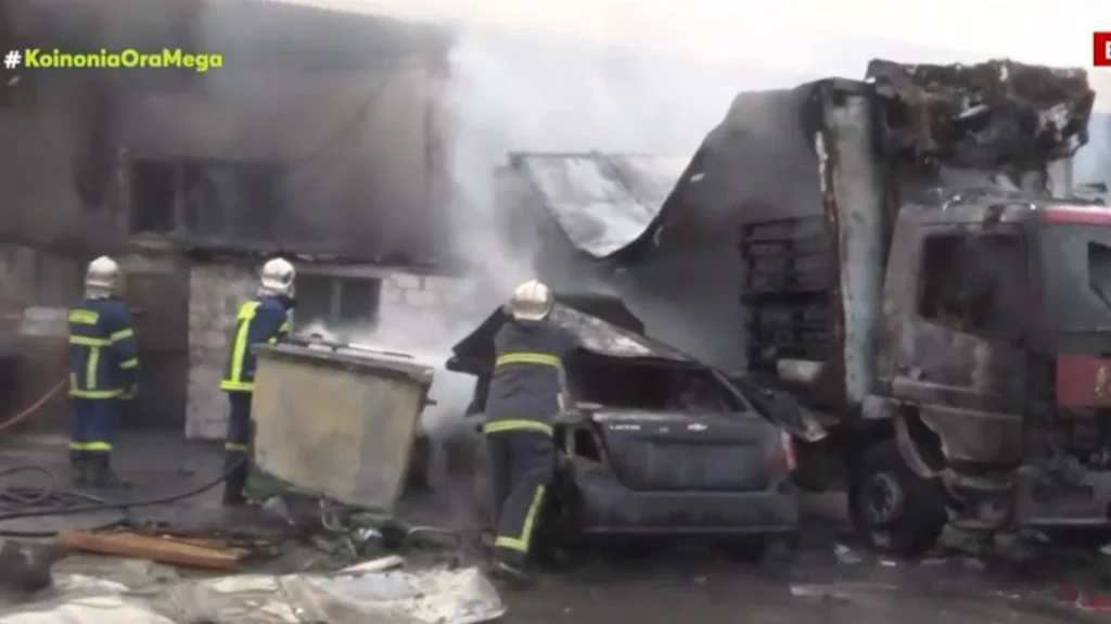 Θεσσαλονίκη: Φωτιά και εκρήξεις σε συνεργείο – Στις φλόγες τυλίχτηκαν δύο ΙΧ και ένα φορτηγό