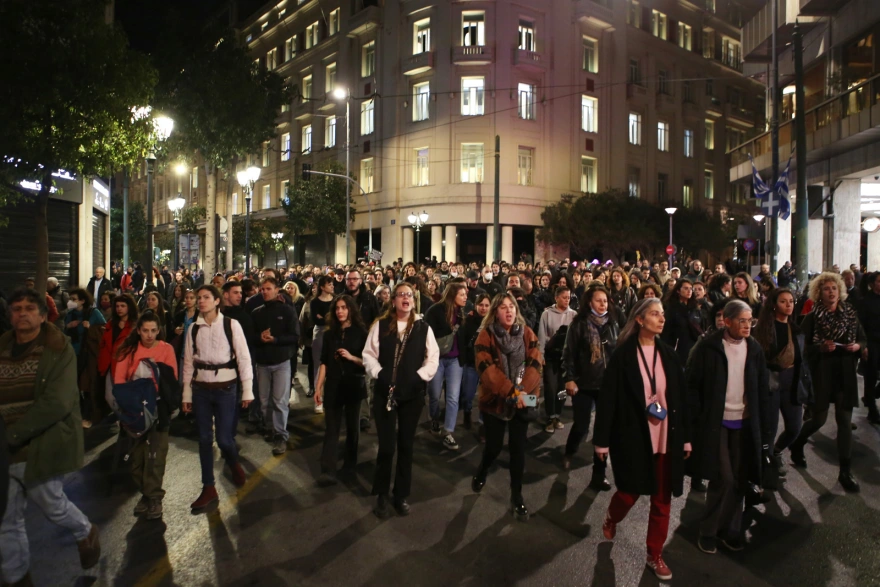 Κοινωνική κατακραυγή και σφοδρές αντιδράσεις για την πρόταση απαλλαγής του Η.Μίχου από την κατηγορία του βιασμού (φώτο)