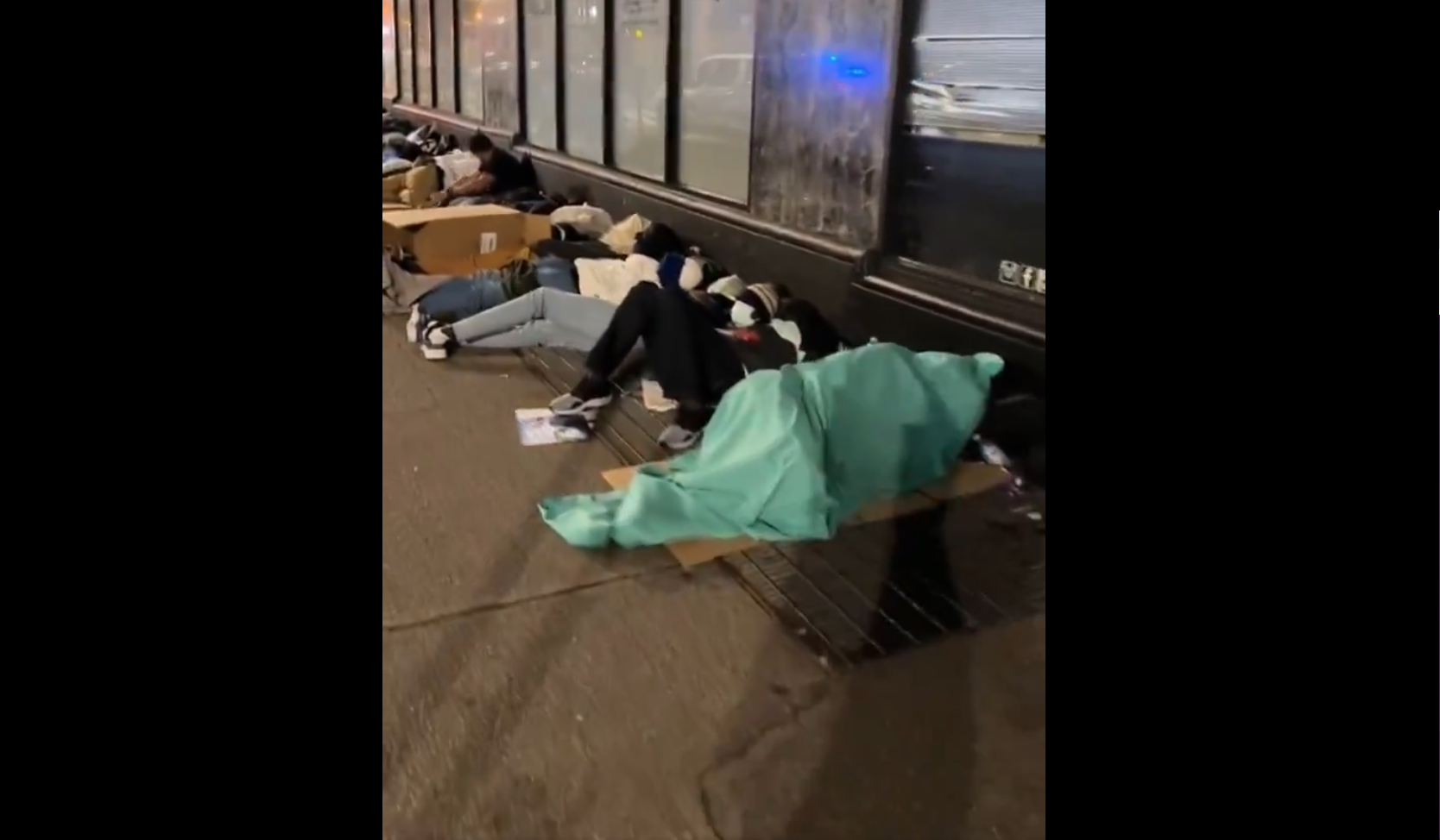 Σοκάρουν οι εικόνες στις αμερικανικές πόλεις – Ουρές παράνομων μεταναστών κοιμούνται στις άκρες των καταστημάτων (βίντεο)