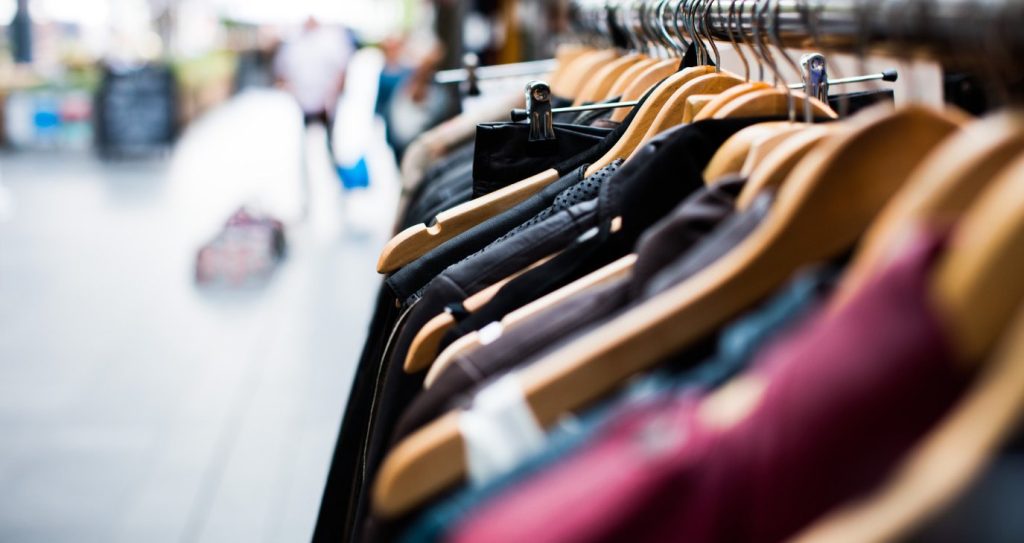 Οι Ευρωπαίοι δεν χαρίζουν στην Αφρική ούτε τα μεταχειρισμένα τους ρούχα – Η Γαλλία πρότεινε απαγόρευση εξαγωγών