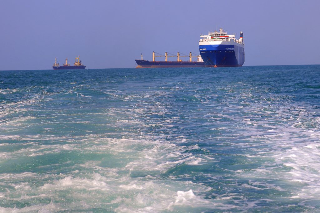 Οι Χούθι χτύπησαν με πύραυλο εμπορικό πλοίο στην Ερυθρά Θάλασσα