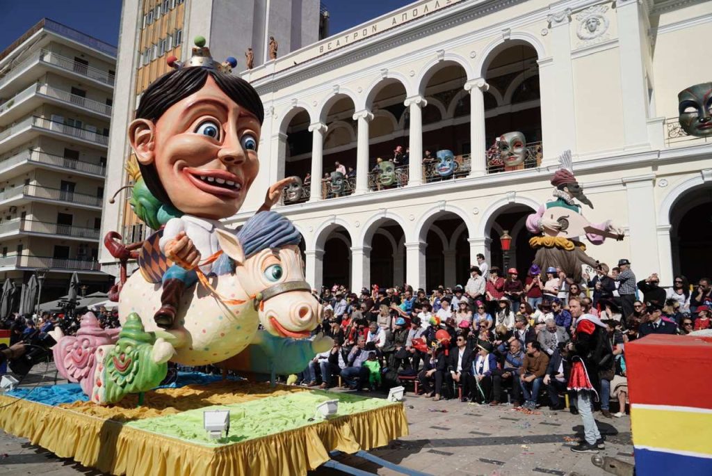Πατρινό καρναβάλι: «Θα πνιγεί» η Αχαϊκή πρωτεύουσα, ρεκόρ με πάνω από 60.000 καρναβαλιστές