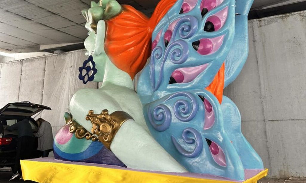 Μοσχάτο: Καρναβαλικό άρμα σφήνωσε σε τούνελ και προκάλεσε μποτιλιάρισμα