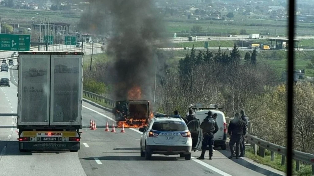 Θεσσαλονίκη: Φορτηγάκι τυλίχτηκε στις φλόγες εν κινήσει και κάηκε ολοσχερώς στην Εγνατία Οδό