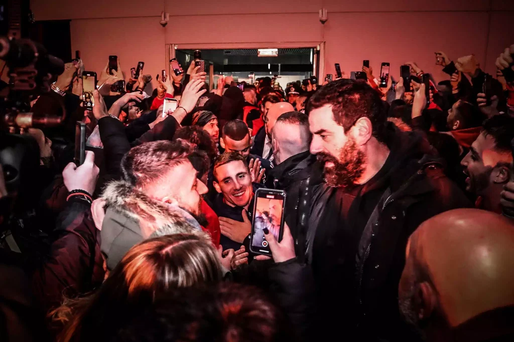 Ολυμπιακός: «Κόκκινη τρέλα» στην υποδοχή της ομάδας στο αεροδρόμιο Ελ. Βενιζέλος