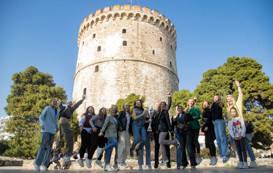 Τα κορίτσια της ομάδας χάντμπολ του ΠΑΟΚ πόζαραν με την κούπα μπροστά στον Λευκό Πύργο (φωτο) 