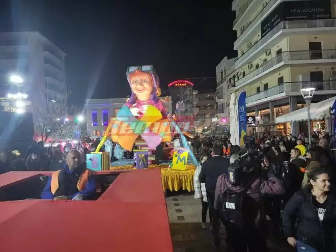 Πατρινό Καρναβάλι: Τα άρματα ξεχύθηκαν στους δρόμους για την παρέλαση – Δείτε φωτογραφίες