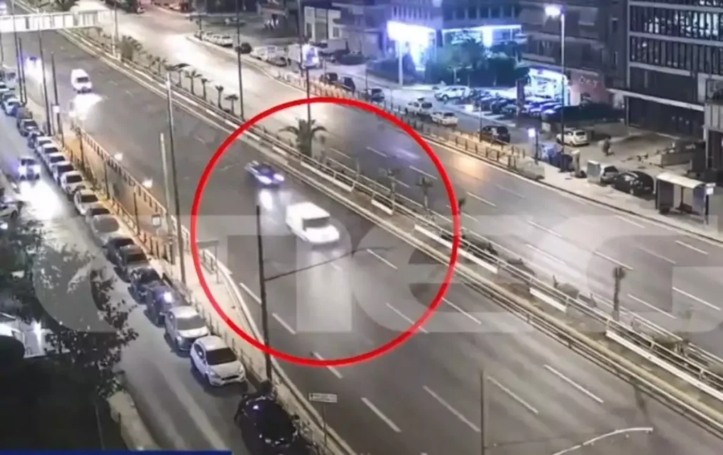 Bίντεο ντοκουμέντο από το σοβαρό τροχαίο στη Λεωφόρο Συγγρού – ΙΧ εμβόλισε φορτηγάκι το οποίο έπεσε στη διαχωριστική νησίδα
