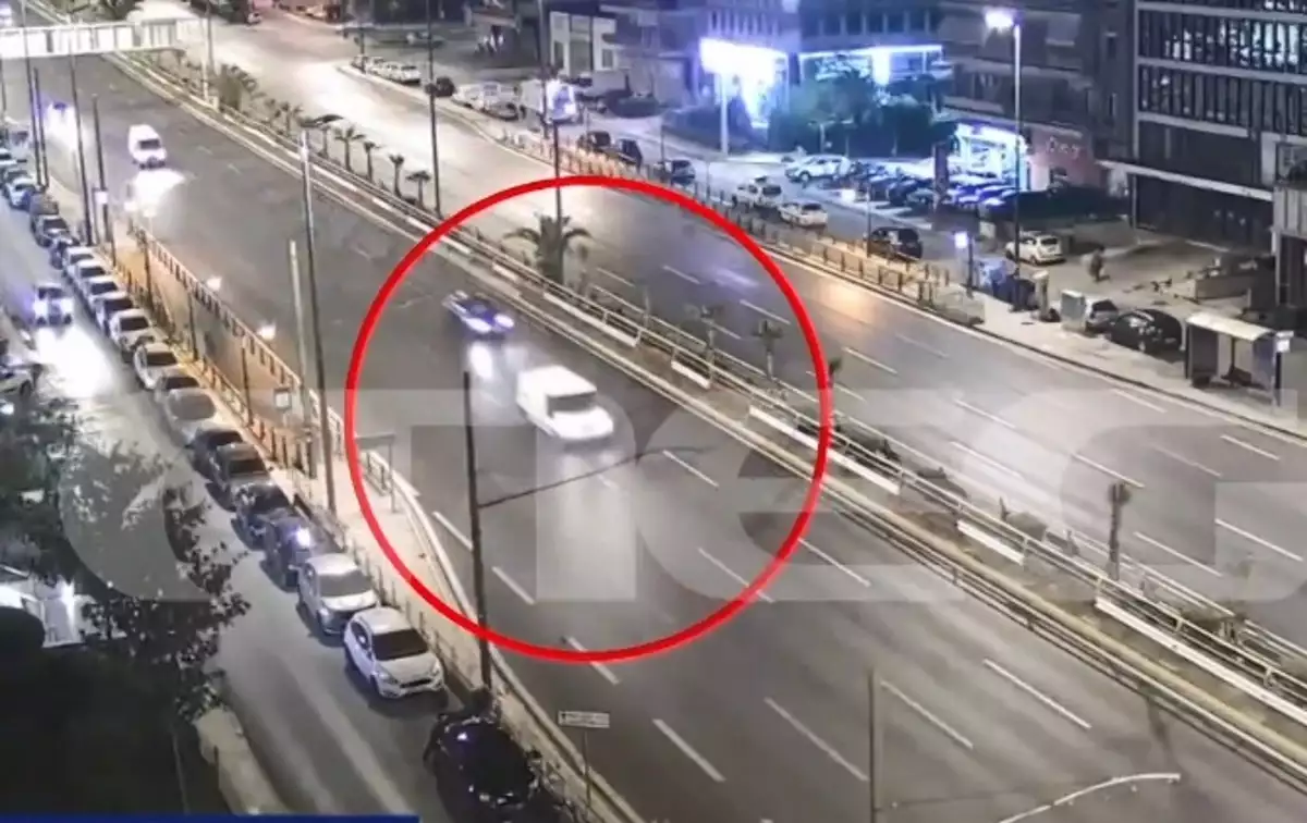 Bίντεο ντοκουμέντο από το σοβαρό τροχαίο στη Λεωφόρο Συγγρού – ΙΧ εμβόλισε φορτηγάκι το οποίο έπεσε στη διαχωριστική νησίδα