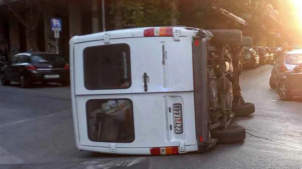 Πατησίων: Αναποδογύρισε βαν έπειτα από σύγκρουση με ΙΧ – Παραβίασε κόκκινο σηματοδότη