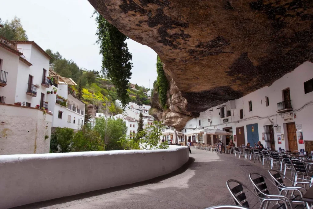 Ισπανία: Αυτό είναι το χωριό που είναι χτισμένο ανάμεσα σε βράχους (φώτο)