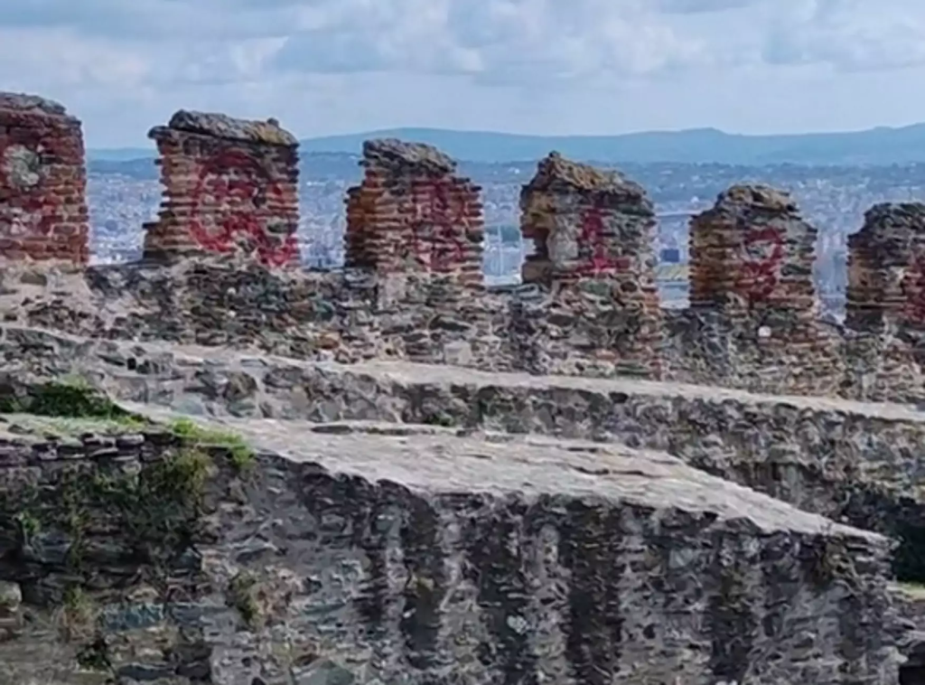 Θεσσαλονίκη: Έβαψαν με σπρέι τον Πύργο του Τριγωνίου (βίντεο)