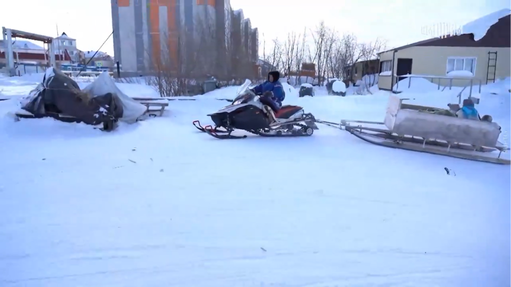 Ρωσία: Οικογένεια κτηνοτρόφων ταξίδεψε 150 χλμ. με snowmobile για να ψηφίσει στις προεδρικές εκλογές (βίντεο)