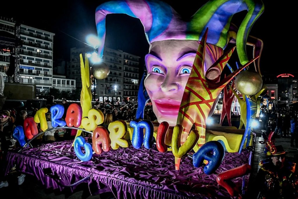 Πατρινό Καρναβάλι: «Βουλιάζει» η πόλη με πάνω από 60.000 καρναβαλιστές