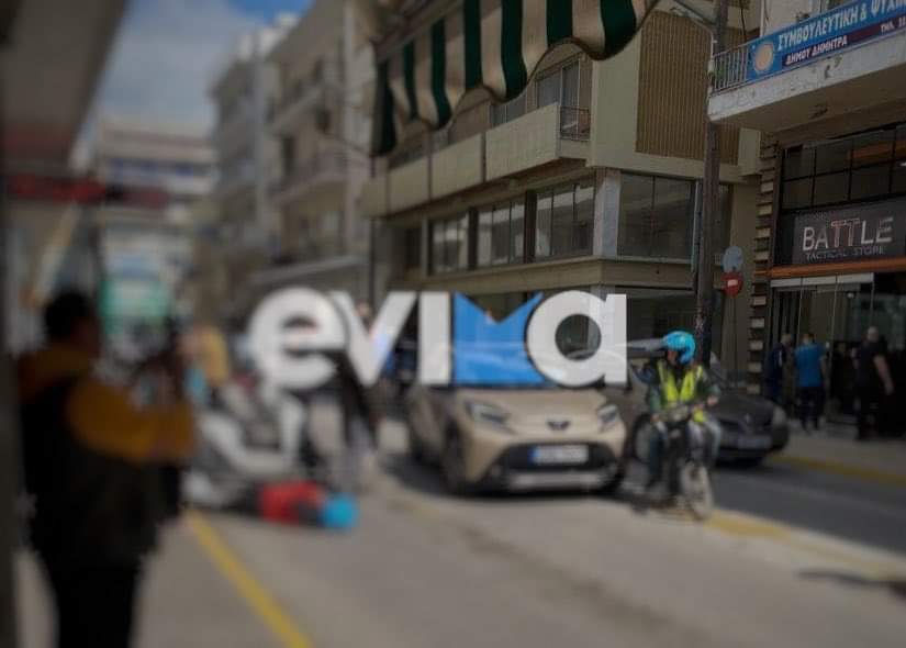 Τροχαίο ατύχημα στο κέντρο της Χαλκίδας – Αυτοκίνητο παρέσυρε διανομέα (φώτο)