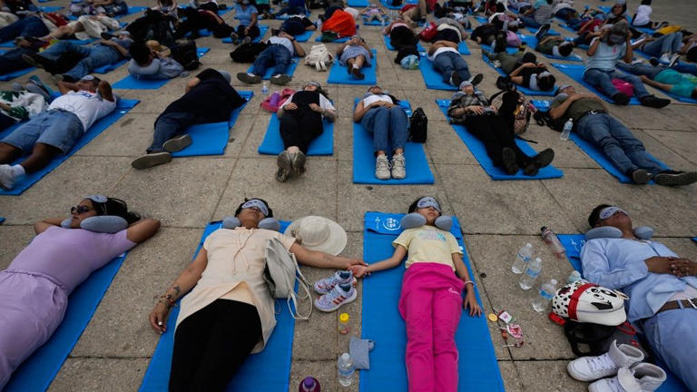 Μεξικό: Πλήθος Μεξικανών έκαναν ομαδική σιέστα για την Παγκόσμια Ημέρα Ύπνου
