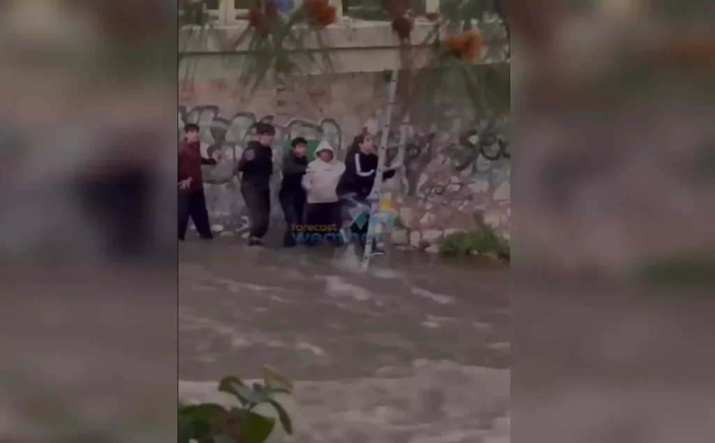 Κινδύνευσε παρέα παιδιών στον Ιλισσό ποταμό – Η στιγμή του απεγκλωβισμού τους (βίντεο) 