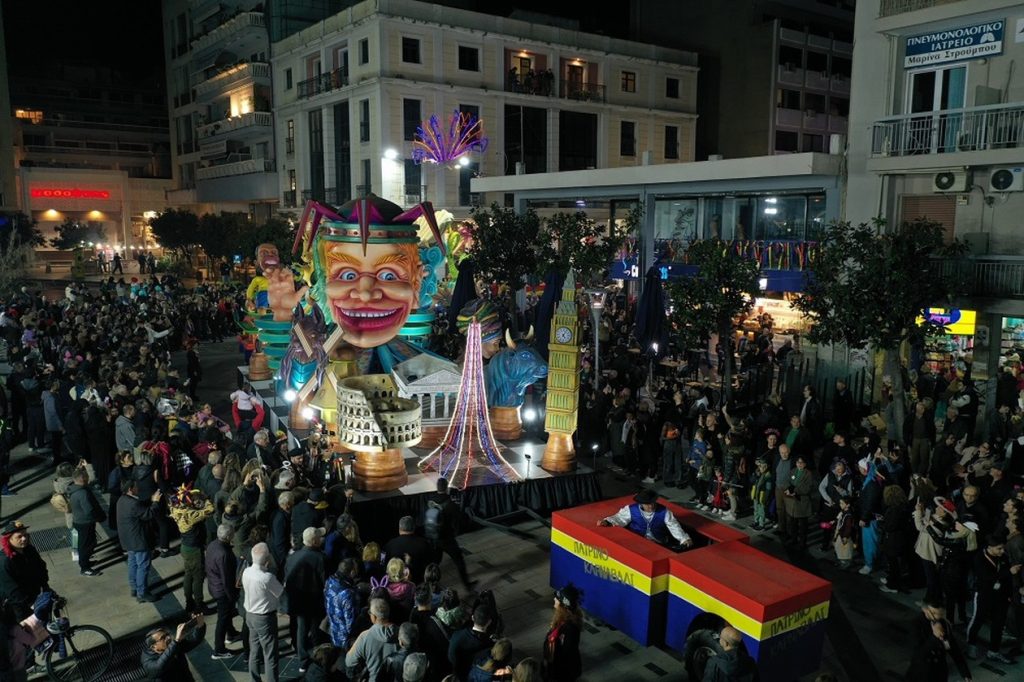 Τραυματίστηκε νεαρή στην «ποδαράτη» νυχτερινή παρέλαση της Πάτρας – Της έπεσε ηχείο στο κεφάλι