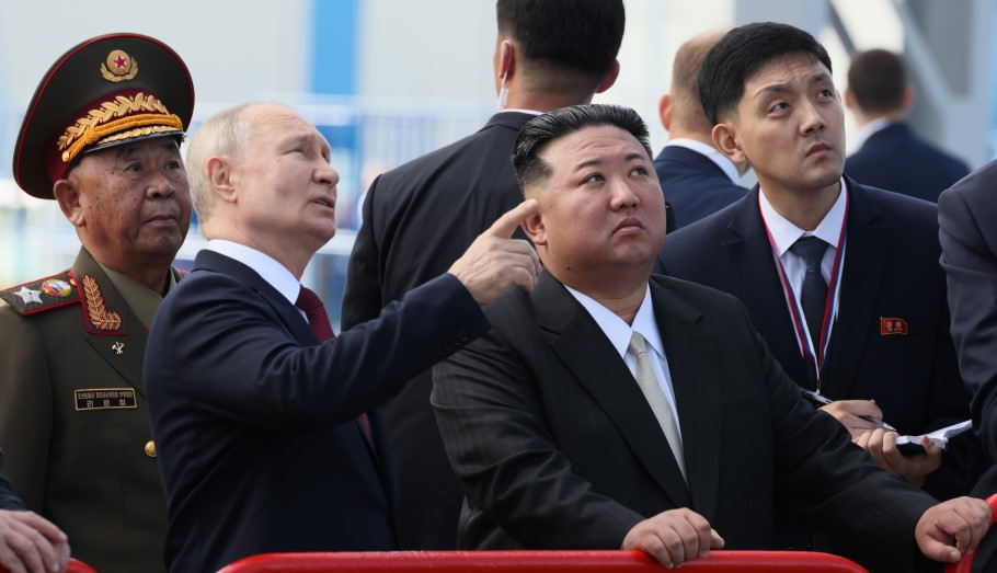 Βόρεια Κορέα: Ο Κιμ Γιονγκ Ουν επιθεώρησε στρατιωτικές ασκήσεις οδηγώντας τη λιμουζίνα που του έκανε δώρο ο Πούτιν