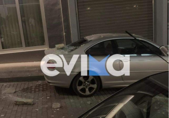 Χαλκίδα: Άρχιζε να «βρέχει» κομμάτια σοβά σε σταθμευμένα αυτοκίνητα