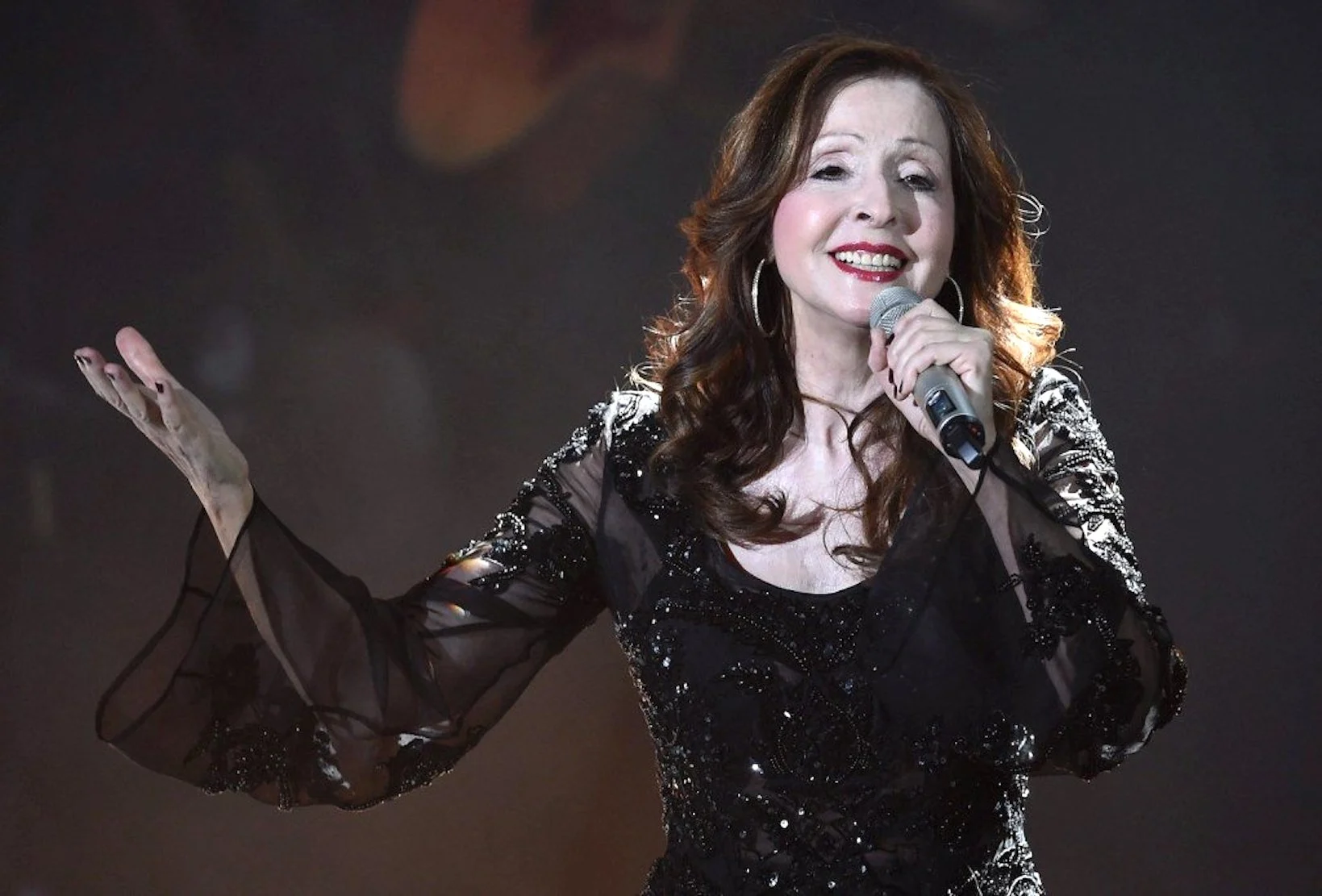 Ατύχημα για τη Βίκυ Λέανδρος: Παραπάτησε και έπεσε από τη σκηνή – «Πρέπει να είχα πολλούς φύλακες αγγέλους» (βίντεο)