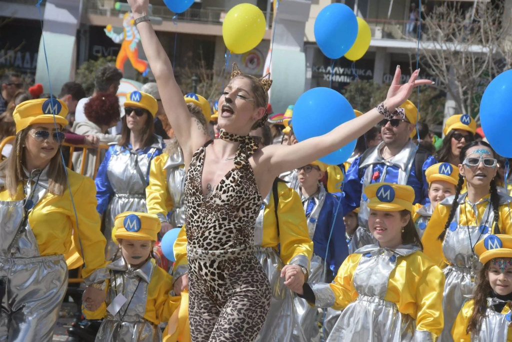Εικόνες από την μεγάλη παρέλαση της Πάτρας για το καρναβάλι (βίντεο)