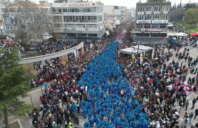 Ξάνθη: Ξεφάντωμα με παρέλαση 8.000 ατόμων για το καρναβάλι (βίντεο)