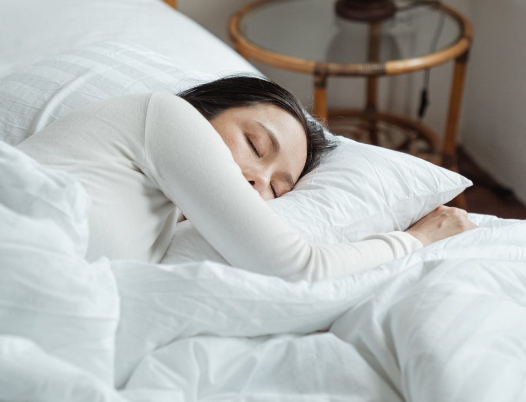 Οι κίνδυνοι από τον ύπνο ανάσκελα και μπρούμυτα – Ποια είναι η καλύτερη πλευρά για να κοιμάστε