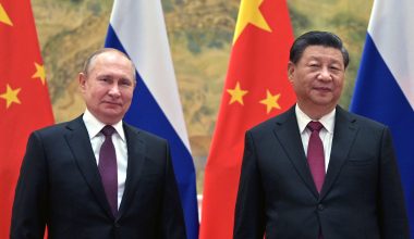 Η Κίνα «κόβει τον αέρα» στην Δύση για την Ρωσία: «Είμαστε έτοιμοι να επέμβουμε στρατιωτικά εάν οι ΗΠΑ ή το ΝΑΤΟ της επιτεθούν»