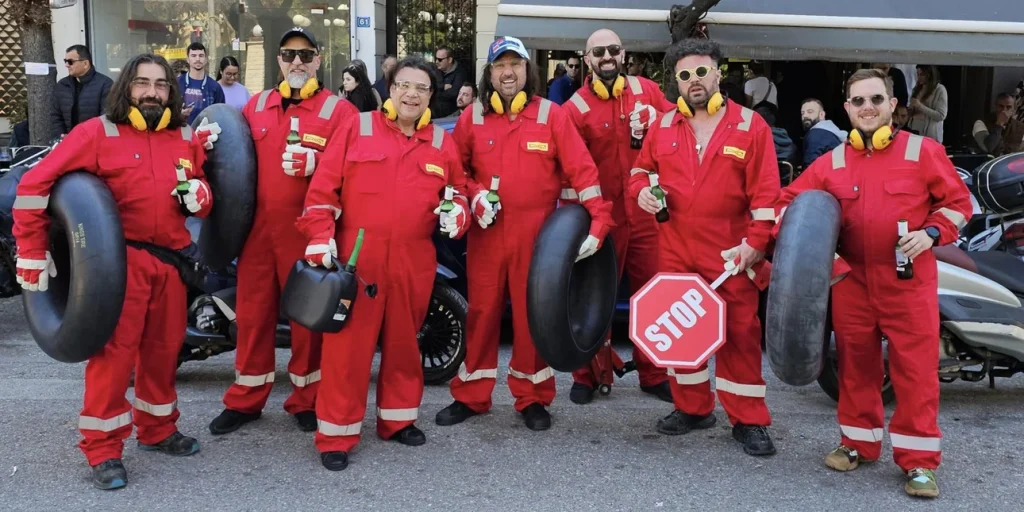 Αίγιο: «Χαμός» με καρναβαλιστές που ντύθηκαν μηχανικοί Ferrari και έκαναν pit-stop σε αυτοκίνητα στον δρόμο (βίντεο)