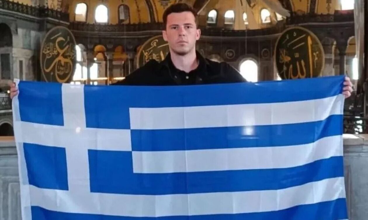 «Αναστατώθηκαν» οι Τούρκοι με την ελληνική σημαία στην Αγιά Σοφιά – «Προκλητική κίνηση»