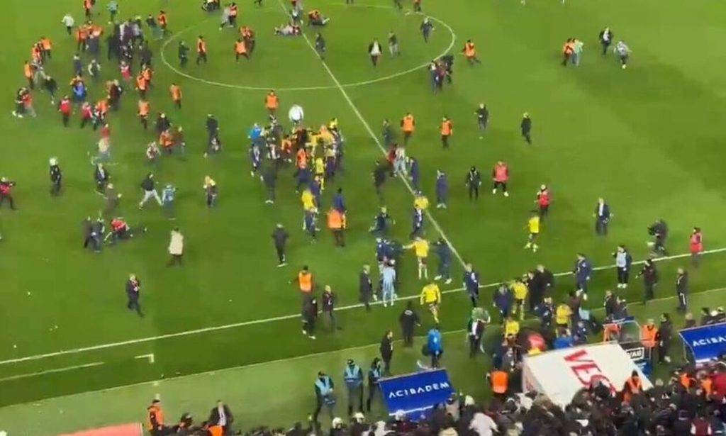 Φενέρμπαχτσε: Άγρια επεισόδια μεταξύ παικτών της με οπαδούς της Τράμπζονσπορ (βίντεο)