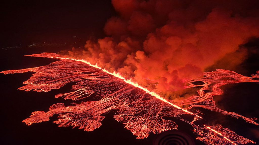 Ισλανδία: Η λάβα του ηφαιστείου στη χερσόνησο Ρέικιανες έχει φτάσει γύρω από την εκκενωμένη πόλη Γκρίνταβικ