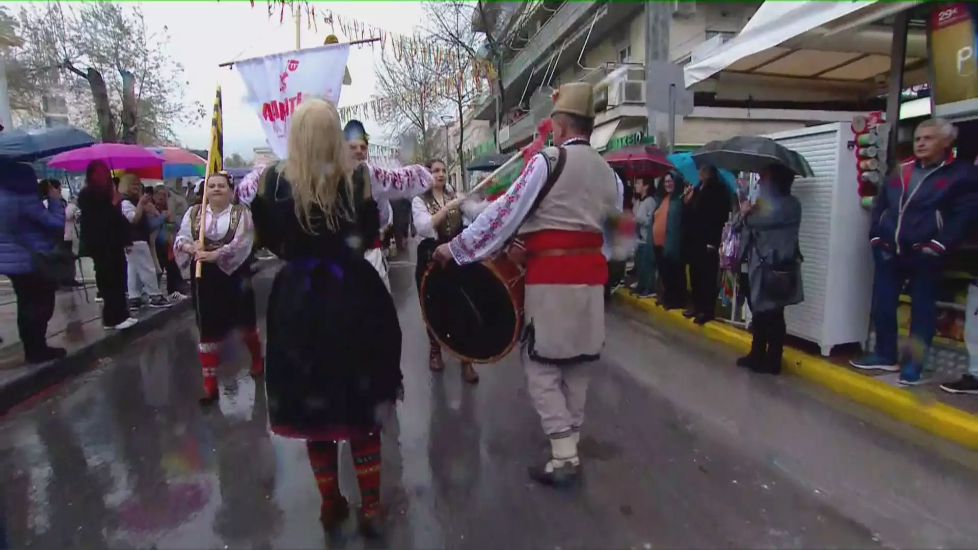 Καλαμάτα: Η βροχή αιφνιδίασε τους καρναβαλιστές και το σόου που είχε ετοιμάσει ο Τόνι Σφήνος