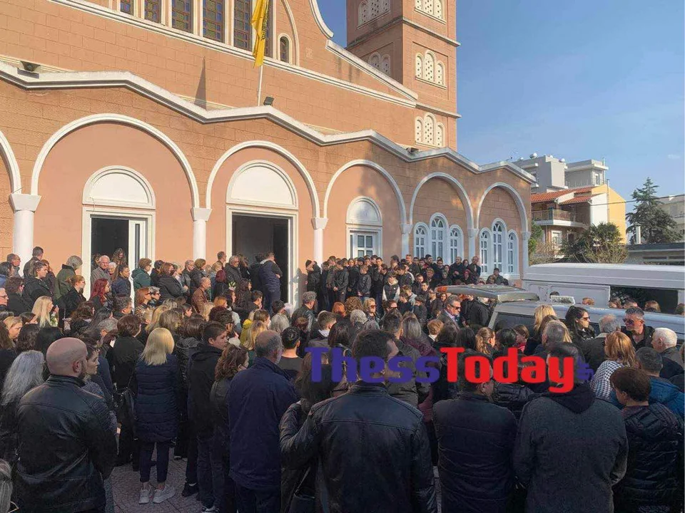 Αλεξανδρούπολη: Θρήνος στην κηδεία του 15χρονου που έπεσε στο κενό από τον 5ο όροφο πολυκατοικίας