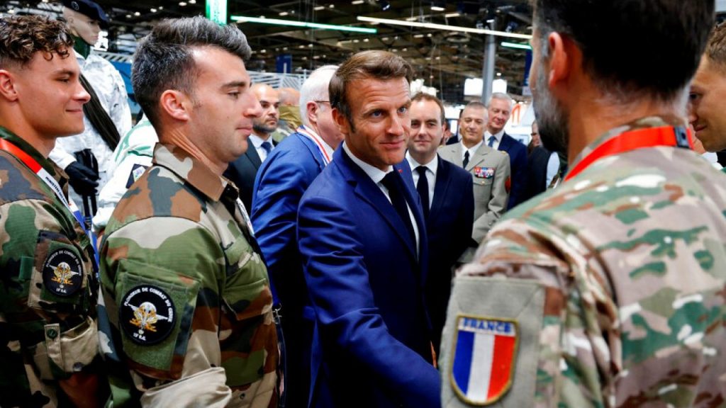 Ε.Μακρόν: «Μπορεί να στείλω ολόκληρες στρατιωτικές μονάδες κατά της Ρωσίας στην Ουκρανία – Έχουμε και πυρηνικά όπλα»