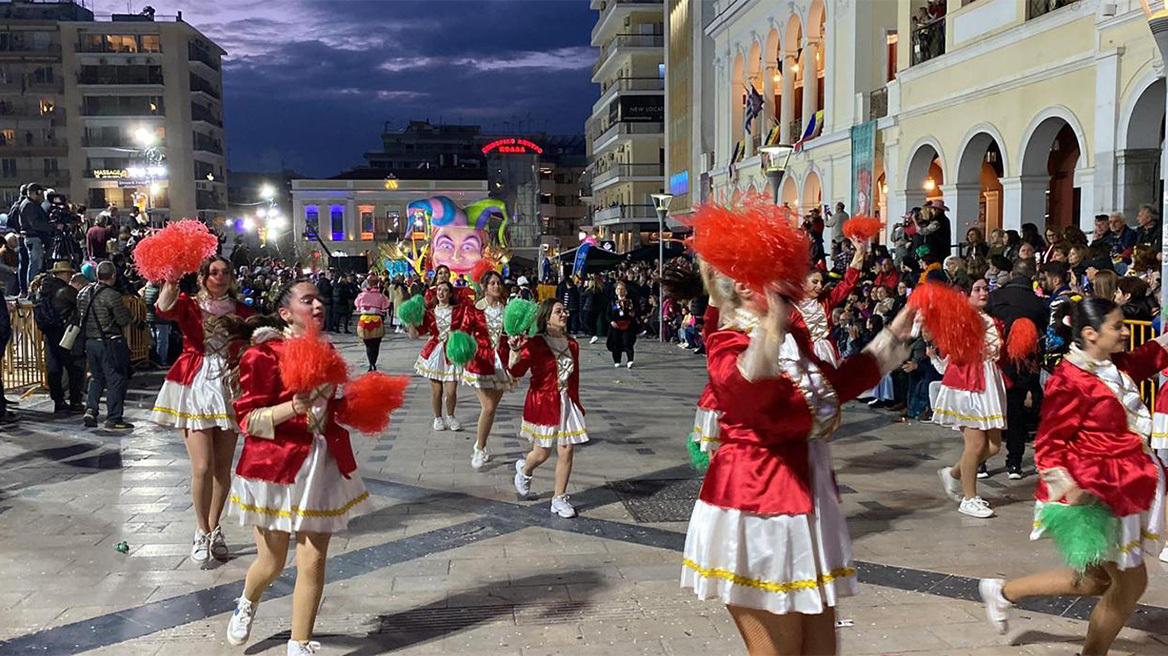Πατρινό καρναβάλι: : Εντοπίστηκαν οι δύο κοπέλες ΑμεΑ που είχαν χαθεί στην παρέλαση (upd)