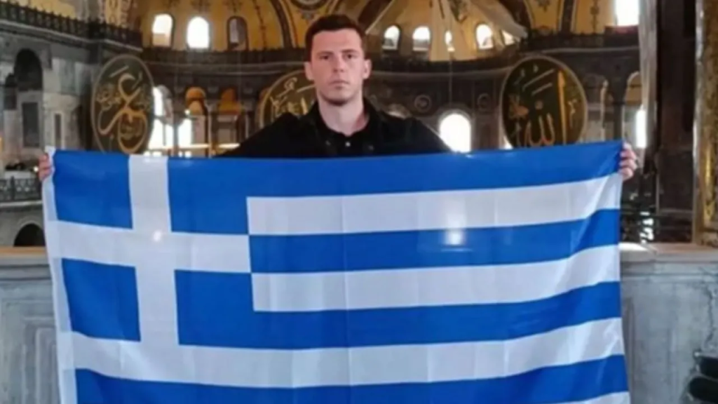 Τουρκία: Έλληνας άνοιξε την ελληνική σημαία μέσα στην Αγία Σοφία, «Για πάντα ελληνική» (φώτο)